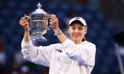 La Kazakhstanaise Elena Rybakina brandit le trophée après avoir remporté la finale de l'US Open face à la Bélarusse Aryna Sabalenka, à New York, le 12 septembre 2026