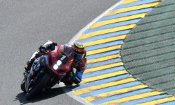 La Suzuki N.1 pilotée par le Belge Xavier Simeon fonce vers la victoire aux 24h du Mans, le 17 avril 2022