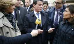 La présidente de la région Ile-de-France Valérie Pécresse (G), le Premier ministre Manuel Valls (C) et la maire de Longjumeau, Sandrine Gelot-Rateau (D) à Longjumeau le 3 juin 2016