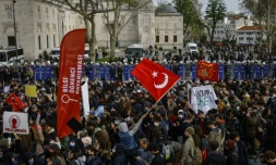 Des policiers anti-émeutes en position alors que des étudiants turcs sont rassemblés pour une marche un mois après l'arrestation du maire d'Istanbul, Ekrem Imamoglu, le 19 avril 202 5à Istanbul 