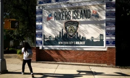 Un panneau marquant l'entrée du centre de détention de Rikers Island, dans le Queens, à New York, le 5 octobre 2026