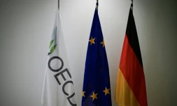 Les drapeaux de l'OCDE, de l'UE et de l'Allemagne, le 12 juin 2025, à Berlin