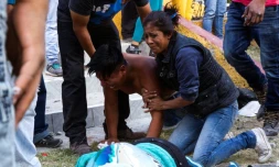 Les proches d'une victime de l'explosion de feux d'artifice, près de son corps le 20 décembre 2016 à Mexico