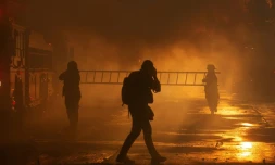 Des pompiers luttent contre un incendie aprĂšs une manifestation antigouvernementale Ă Santiago (Chili) le 28 octobre 2019