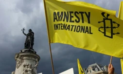 Des militants de l'ONG Amnesty International manifestent en soutien aux migrants, place de la République à Paris, le 5 septembre 2015