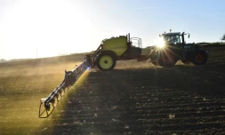 L'agriculteur français Nicolas Denieul pulvérise du glyphosate sur son champ à Piacé, dans la Sarthe, en France, le 11 mai 2018 