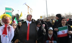 Des Iraniens défilent à Téhéran, le 10 février 2025.