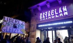 Le militant Jean-Baptiste Redde, alias Voltuan, tient une pancarte "Libérez Gleizes !", devant le Bataclan à Paris où une soirée est organisée par Reporters sans frontières (RSF) en solidarité avec le journaliste sportif détenu en Algérie, le 29 janvier 2026