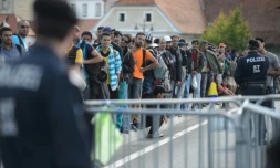Des migrants et réfugiés attendent de traverser la frontière entre la Slovénie et l'Autriche, le 21 septembre 2015 à Gornja Radgona, en Slovénie