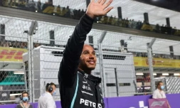 La joie du Britannique Lewis Hamilton (Mercedes), aprÚs avoir décroché la pole position du premier Grand Prix d'Arabie saoudite de Formule 1, le 4 décembre 2021 sur le circuit de Jeddah