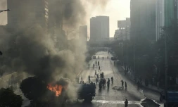 Des partisans de l'ex-Premier ministre pakistanais Imran Khan manifestent contre son arrestation, le 9 mai 2023 Ă Karachi