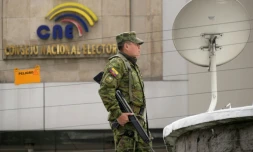 Un soldat monte la garde à l'extérieur du Conseil National Électoral (CNE) à Quito le 7 février 2025