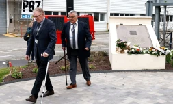 Des blessés rendent hommage à leurs collègues victimes de l'attentat de Karachi, lors d'une commémoration le 8 mai 2022 à Cherbourg, au site de Naval Group (ex-DCN)
