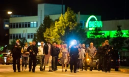 Des personnes sont évacuées du centre commercial de Munich le 22 juillet 2016.