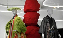 Une pièce du Britannique John Galliano pour Dior (G) et une création moderne du styliste japonais Jotaro Saito sont exposées le 26 février 2020 au Victoria and Albert Museum à Londres dans le cadre de l'exposition "Kimono: de Kyoto aux podiums"
