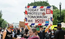 Des manifestants réunis prÚs de la Maison Blanche, à Washington, le 6 juin 2020