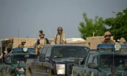 Des soldats afghans se rendent sur le site où une attaque des talibans a fait plus de 50 victimes, dans la province de Balkh le 21 avril 2017