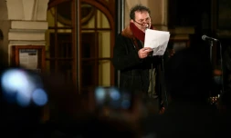 François Morel devant le théùtre de L'Atelier" à Paris le 15 décembre 2020