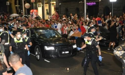La police australienne libère le passage pour la voiture de Novak Djokovic, le 9 janvier 2022 à Melbourne