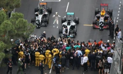 Le Britannique Lewis Hamilton (Mercedes) saute de joie dans le parc fermé après sa victoire au GP de Monaco, le 29 mai 2016