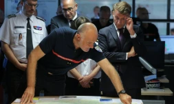 Le directeur du Sdis de Gironde, Marc Vermeulen (C), fait un brief sur l'incendie en présence d'Emmanuel Macron le 27 juillet 2026 à Bordeaux