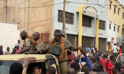 Des manifestants anti-gouvernementaux acclament des soldats maliens mutinés, le 18 août 2020, à Bamako
