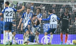 La joie d'Alireza Jahanbakhsh (à genoux) et ses camarades après avoir égalisé pour Brighton à domicile contre Chelsea, le 1er janvier 2020