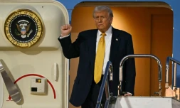 Le prĂ©sident amĂ©ricain Donald Trump s'apprĂȘte Ă descendre d'Air Force One Ă son arrivĂ©e Ă l'aĂ©roport Haneda de Tokyo, le 27 octobre 2025, dans le cadre d'une tournĂ©e en Asie devant le mener Ă©galement en CorĂ©e du Sud