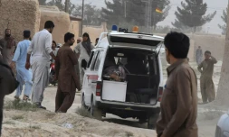 Une ambulance sur les lieux d'un attentat suicide, le 13 juillet 2018 à Mastung, au Pakistan