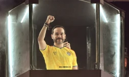Abelardo de la Espriella, président élu, salue ses partisans derrière une vitre pare-balles après les résultats préliminaires du second tour de l'élection présidentielle, à Barranquilla, le 21 juin 2026 en Colombie