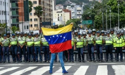 Un membre de l'opposition vénézuélienne face à un cordon policier, lors d'une manifestation à Caracas, le 27 juillet 2016