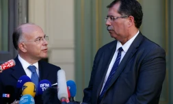 Le ministre de l'Intérieur Bernard Cazeneuve et le président du conseil français du culte musulman Anouar Kbibech, à Paris, le 24 août 2016