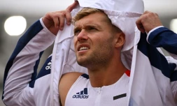 Le Français Kevin Mayer se prépare avant l'épreuve du saut en longueur du décathlon aux Championnats du monde, le 23 juillet 2022 à Eugene (Oregon)