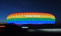 L'Allianz arena de Munich aux couleurs arc-en-ciel le 9 juillet 2016 à l'occasion d'un événement LGBT