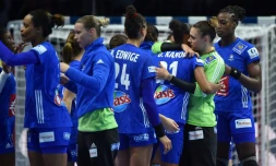 Les Françaises se congratulent à l'issue du match nul arraché face à la Suède dans le grooupe 1 de l'Euro, le 9 décembre 2018 à Nantes