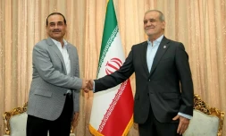 Photo fournie par la présidence iranienne montrant le président iranien Massoud Pezeshkian (à droite) et le chef de l’armée pakistanaise Asim Munir à Téhéran le 23 mai 2026