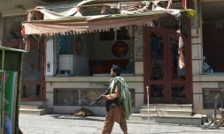 Un taliban armé monte la garde devant un temple sikh, cible d'une attaque du groupe Etat islamique (EI), le 18 juin 2022 à Kaboul, en Afghanistan