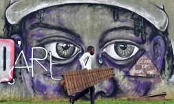 Un étudiant dans la cour de l'Institut national supérieur des arts et de l'action culturelle (Insaac) à Abidjan, le 1er juin 2017