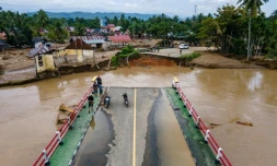 Vue aérienne d'un pont endommagé par des crues soudaines sur une route reliant Aceh et le nord de Sumatra à Meureudu, dans le district de Pidie Jaya, le 28 novembre 2025 en Indonésie