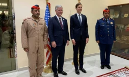 Le conseiller américain Jared Kushner et Robert O?Brien conseiller à la sécurité nationale avec des militaires émiratis sur la base de Al-Dhafra, le 1er septembre 2020