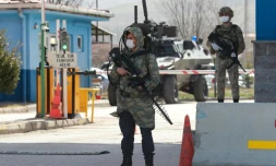 Des soldats montent la garde devant le tribunal de Sincan, le 7 avril 2021 prĂšs d'Ankara, oĂč sont jugĂ©s 497 suspects en lien avec putsch manquĂ© de 2016 contre le prĂ©sident turc Erdogan