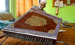 L'artisan Ghulam Mohammad Zaz fabrique un santour, un instrument Ă cordes ancestral, dans son atelier Ă Srinagar, le 23 septembre 2025 au Cachemire indien