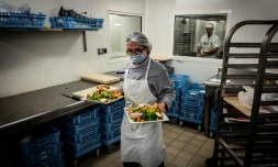Une cuisinière porte les repas de patients du Centre de cancérologie Léon Bérard à Lyon, le 10 septembre 2018
