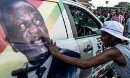 Une supportrice d'Emmerson Mnangagwa touche son image  peinte sur un véhicule, le 22 novembre 2017 à Harare