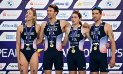 Le quatuor en or français (de g. à dr.) Cassandre Beaugrand, Dorian Coninx, Emma Lombardi et Léo Bergère, sacré en relais mixte de triathlon à Munich, le 14 août 2022 
