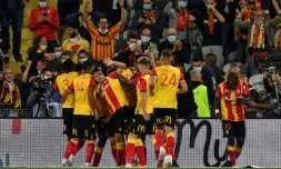 Les Lensois exultent après le but de Ganago contre le PSG, le 10 septembre 2020 à Bollaert