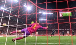 L'attaquant du Real Madrid Vinicius Jr marque le pénalty du 2-2 à la 83e minute contre le gardien du Bayern Manuel Neuer.