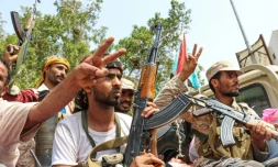 Des combattants des forces séparatistes dans le sud du Yémen font le V de la victoire le 29 août 2019 à bord d'un pick-up à Aden, la grande ville du Sud