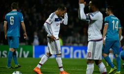 La déception du milieu Corentin Tolisso (c) après la défaite de Lyon face au Zenit Saint-Pétersbourg en Ligue des champions, à Lyon le 4 novembre 2015