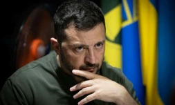 Photographie fournie par le service de presse de la présidence ukrainienne le 4 août 2025, montrant le président Volodymyr Zelensky dans la région de Kharkiv